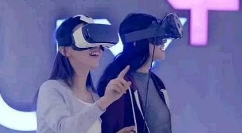 业界大佬布局VR产品线.png